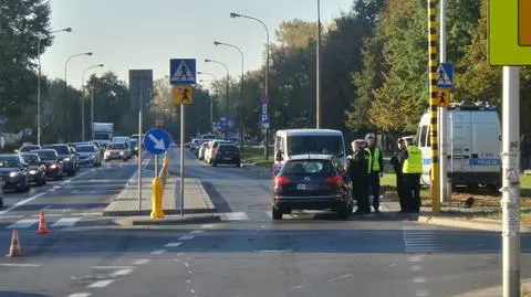 Wypadek na Chomiczówce. Pieszy zmarł po potrąceniu