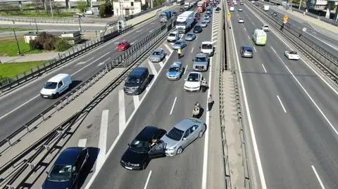 Zderzenie trzech aut na S8. Dwa pasy w kierunku Poznania były zablokowane