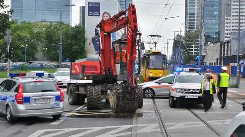 Kolizja koparki i tramwaju na Woli