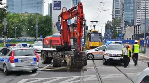 Kolizja koparki i tramwaju na Woli