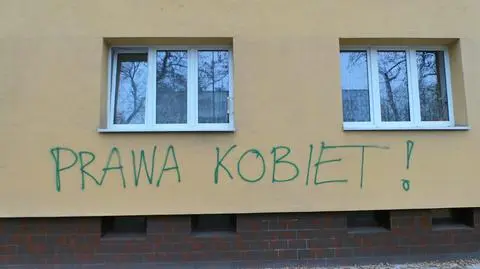 Tak wygląda ulica Mickiewicza po piątkowym proteście. "Wszędzie wymalowali błyskawice i hasła protestu"