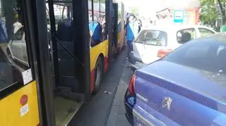 Samochody blokują przejście do autobusu