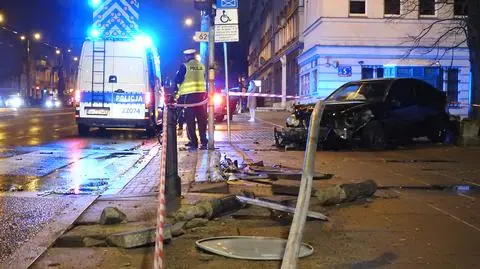 Uderzył w słup i potrącił dwie osoby na chodniku