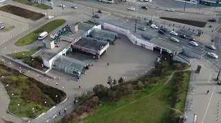 Widok na plac przed stacją metra Centrum