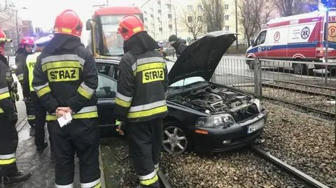 Auto zderzyło się z tramwajem. "Kierująca zakleszczona w pojeździe" 