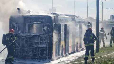 Autobus spłonął w Alejach Jerozolimskich. Trzydziestu pasażerów ewakuowanych