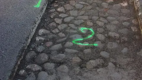 Na ulicy Okrzei drogowcy odkryli historyczny bruk z kamieni polnych