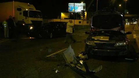 Dwa rozbite samochody na Wale Miedzeszyńskim