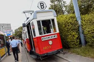 Zabytkowy tramwaj na torach w Warszawie