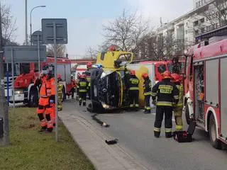 Zderzenie karetki i auta dostawczego na Sobieskiego