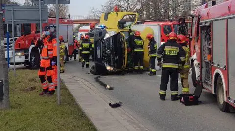 Samochód dostawczy na boku po zderzeniu z karetką. "Kierowcy trafili do szpitala"