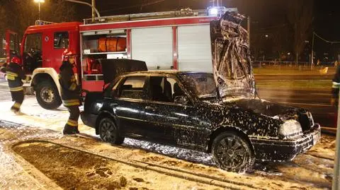 Pożar volvo przy metrze na Bielanach