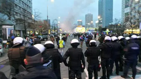 Policjanci odcięli drogę protestującym