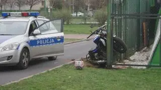Motocyklista uderzył w płot