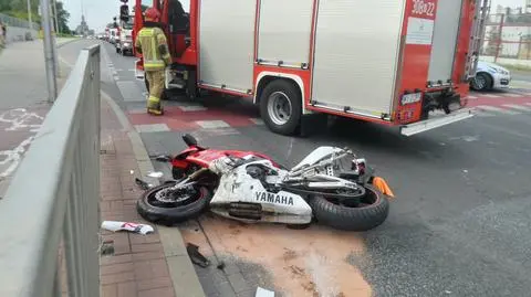 Motocyklista uderzył w dwa auta. "Miał prawie półtora promila"