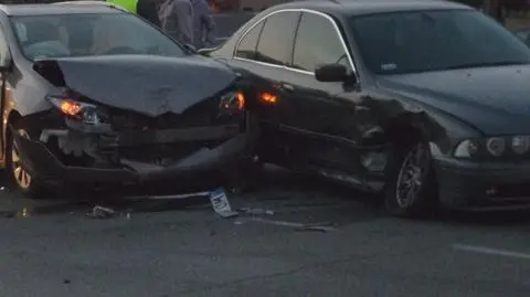 Toyota uderzyła w bok BMW. Utrudnienia na Łopuszańskiej