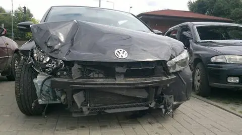 Volkswagen kontra mazda. Pasażer zakleszczony