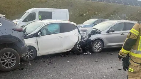 Najechały na siebie cztery samochody. Jedna osoba w szpitalu