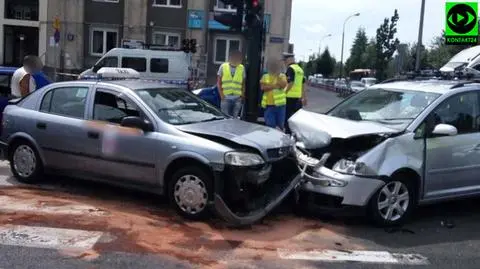 Zderzenie czterech aut. Dwie osoby w szpitalu