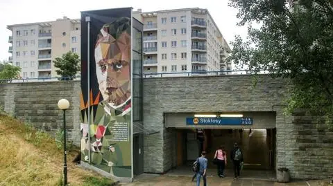 Historyczne postaci na muralach przy metrze