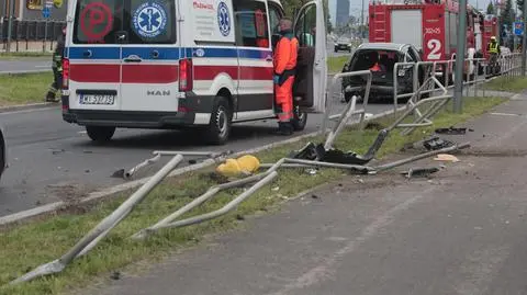 Zderzenie na Bemowie: rozbite auta, skasowane bariery