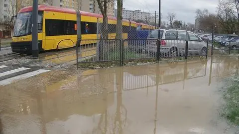 Zalane parking i torowisko. Awaria na Targówku 