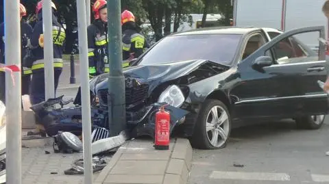 Zderzenie dwóch aut. Jedno uderzyło w latarnię