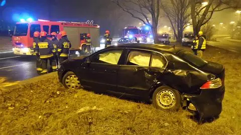 Zderzenie skody z autobusem. Rodzice i małe dzieci do szpitala