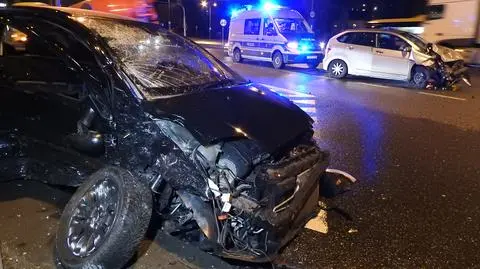 Rozbite maski, pęknięte szyby i urwane koło. Trzy auta zderzyły się na Radzymińskiej 