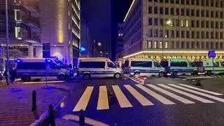 Służby zgromadziły się na placu Powstańców Warszawy w pobliżu Telewizji Polskiej