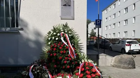 Tablica upamiętniająca Lecha Kaczyńskiego wróciła na Żoliborz
