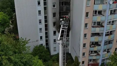 "Nie żyje jedna osoba, inna wyskoczyła z okna". Prokuratura zajmie się pożarem w bloku