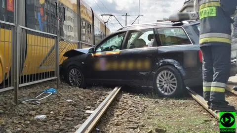 Taksówka wjechała w tramwaj na Mokotowie