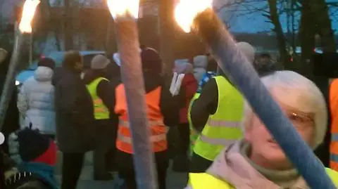 Pochodnie i transparenty Kolejny marsz w obronie szkoły