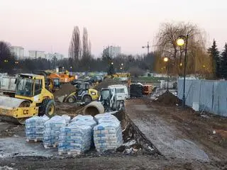 Przyczepa kempingowa na placu budowy w Parku Bródnowskim