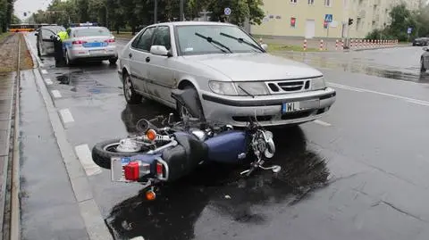 Saab zderzył się z motocyklem na objeździe ronda