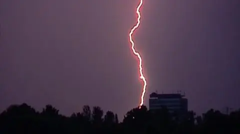 Po ciepłym dniu, burzowa noc