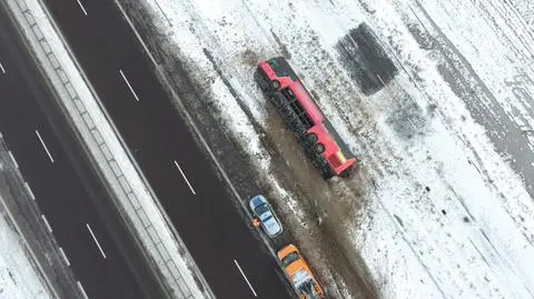 Autokar wypadł z trasy i przewrócił się. 12 osób poszkodowanych