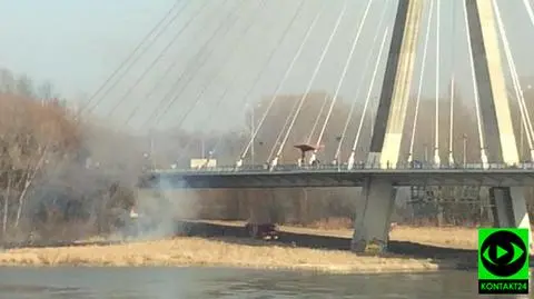 Pożar traw w okolicach dwóch mostów