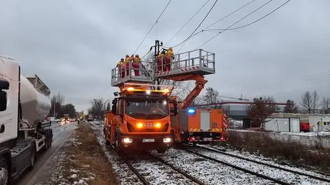 Służby Tramwajów Warszawskich pracują przy zerwanej sieci trakcyjnej