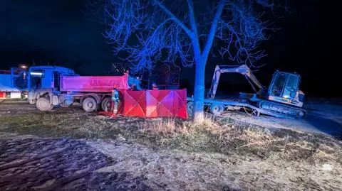 Tragiczny wypadek podczas załadunku koparki. Nie żyje mężczyzna