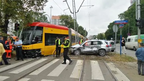 Tramwaj wypadł z torów po zderzeniu z samochodem