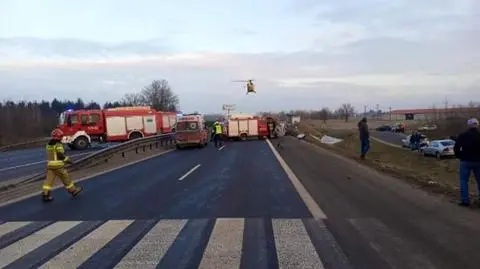 Krajowa "siódemka". Zderzenie trzech aut, cztery osoby w szpitalu