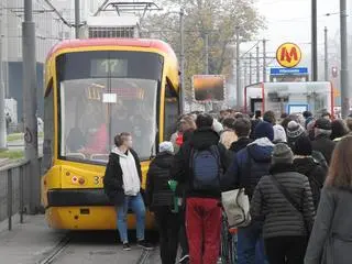 Tłumy pasażerów na przystanku tramwajowym przy stacji Wilanowska