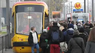 Tłumy pasażerów na przystanku tramwajowym przy stacji Wilanowska