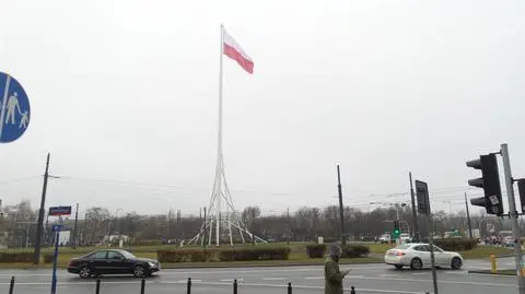 Ogromna flaga już na Maszcie Wolności