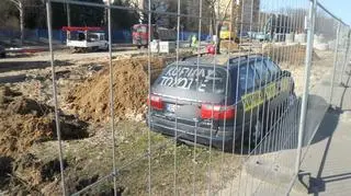 Auta na rozkopanym parkingu