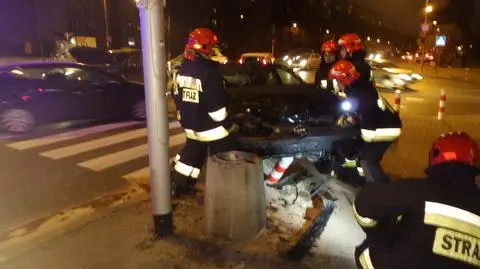 Kolizja na Woli. "Opel zawisł na słupku" 