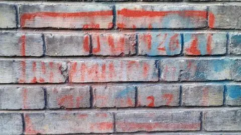 Zlecili usunięcie graffiti, ktoś zamalował historyczny napis saperów i stworzył swój