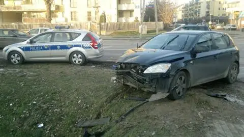 Nieoznakowany radiowóz w rowie. Dwóch policjantów w szpitalu